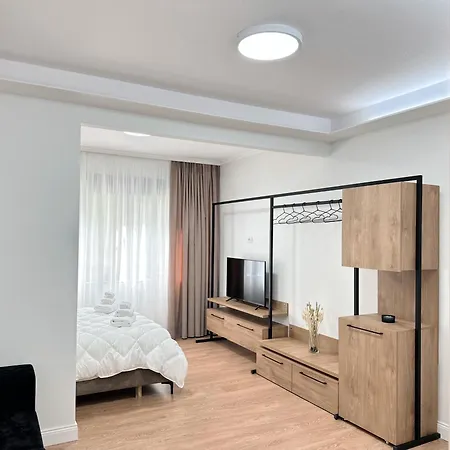 Center * Τίρανα